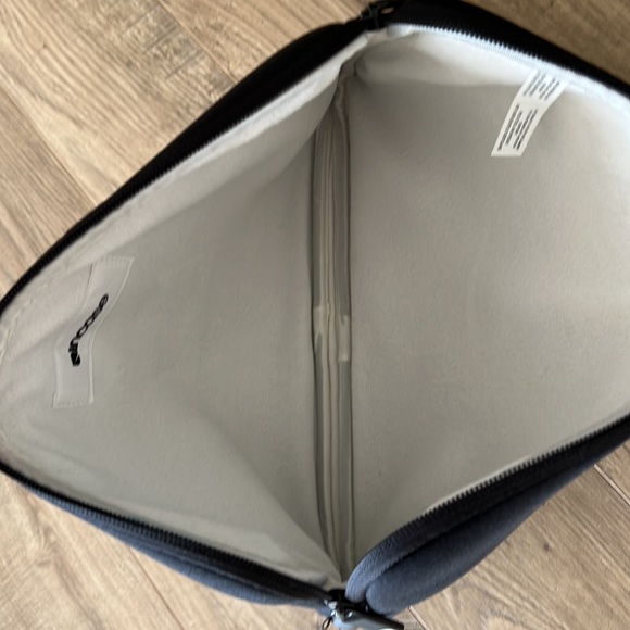 Incase laptop case - Picture 2 of 2
